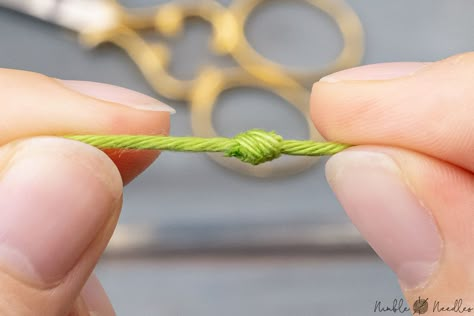 Magic Knot - The easiest way to join a new ball of yarn in knitting [+video] Nimble Needles, Changing Colors In Knitting, Joining Yarn Crochet, Join Yarn, Knit Stitch Patterns Free, Knitting Increase, Joining Yarn, Magic Knot, Knitting Help