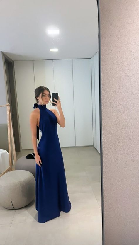 Elegant Blue Dress Classy, Traditional Marriage Dress For Women, Gala Outfit Ideas Formal, College Formal Dresses Long, Navy Blue Grad Dresses, Sparkly Elegant Dress, Evening Gown Aesthetic, Hairstyle For Halter Neckline, Long Party Dresses Classy