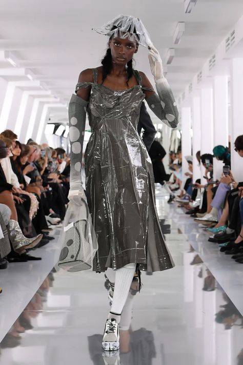 Maison Margiela RTW Spring 2024 [PHOTOS] – WWD Deconstruction Fashion, Anti Fashion, Weird Fashion, John Galliano, Spring 2024, French Fashion, Fashion Company, Summer Collection, Runway Fashion