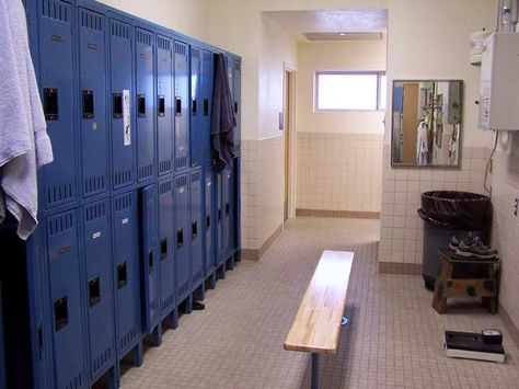 locker room American High School, Room Aesthetics, School Gym, School Lockers, The Amazing World Of Gumball, Trik Fotografi, Boarding School, Life Is Strange, Locker Room