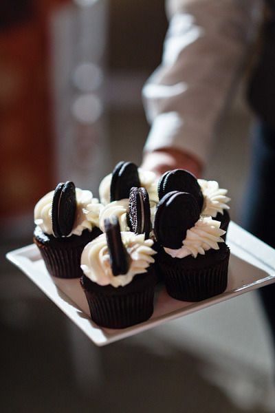 White Desserts, Black White Parties, Oreo Cupcakes, White Wedding Cakes, Black And White Theme, Black White Wedding, Event Food, Wedding Cupcakes, White Party