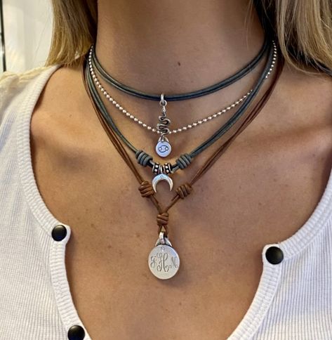 Hippe Neckles, Indie Necklaces Aesthetic, Silver Hippie Jewelry, Neckless Aesthetic, Junkies Style, Hippie Jewelry Aesthetic, Goth Jewelry Diy, Diy Crystal Earrings, Necklaces Hippie