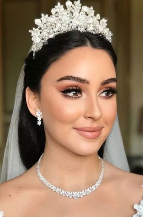 20 Wedding Makeup Looks for Brunettes : Soft Makeup Look with Light Nude Lips Makeup Looks For Brunettes, Neutral Bridal Makeup, Bride Makeup Brown Eyes, Winter Wedding Makeup, Bride Makeup Natural, Glam Bride Makeup, Wedding Makeup For Brunettes, Wedding Eye Makeup, Glam Wedding Makeup