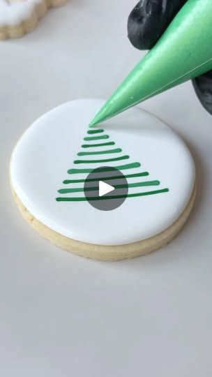 Wet On Wet Wreath Cookie, Iced Biscuits Ideas, Wet On Wet Christmas Tree Cookies, Iced Christmas Cookies Decorating Ideas, How To Decorate Christmas Cookies, How To Decorate Cookies, Christmas Tree Cookie Decorating, Christmas Tree Sugar Cookies Decorated, Simple Sugar Cookie Designs