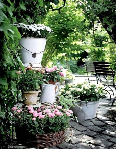 Adorable Shabby Chic Garden Decoration Ideas ~ Matchness.com Shabby Chic Garden, Estilo Shabby Chic, Budget Garden, Vintage Garden Decor, Romantic Garden, Olive Garden, Container Flowers, Garden Cottage, Vintage Garden