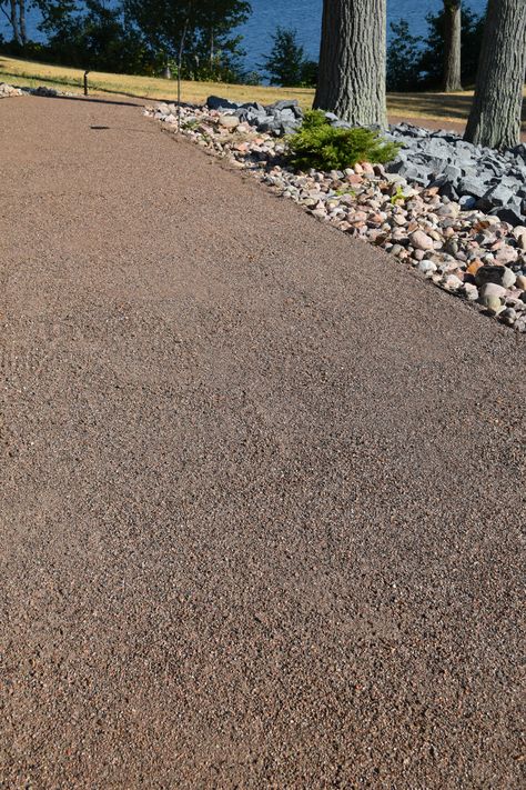 A Crushed Granite Patio or Pathway: Could It Be Right For You? Flagstone And Crushed Granite Patio, Composite Granite Landscape, Crushed Granite Driveway, Crushed Gravel Patio, Crushed Rock Pathway, Crushed Granite Walkway, Crushed Granite Landscape, Decomposed Granite Walkway, Crushed Granite Patio