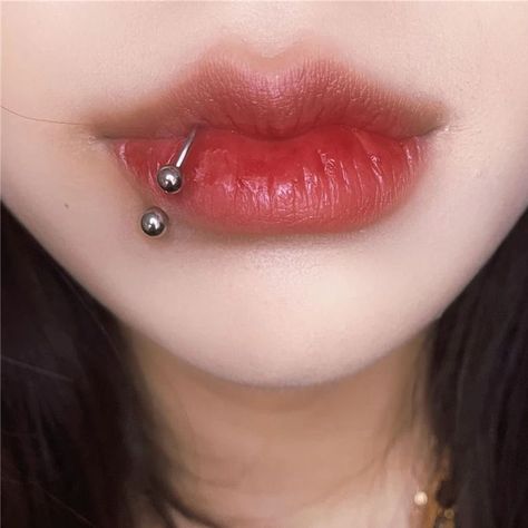 Piercing Ideas Nose Septum, Mouth Persing, Aesthetic Lip Piercing, Persing Lips, Pirsing Lip, Piercing Labret Lateral, Middle Lip Piercing, Snake Bite Piercing, Mouth Piercings