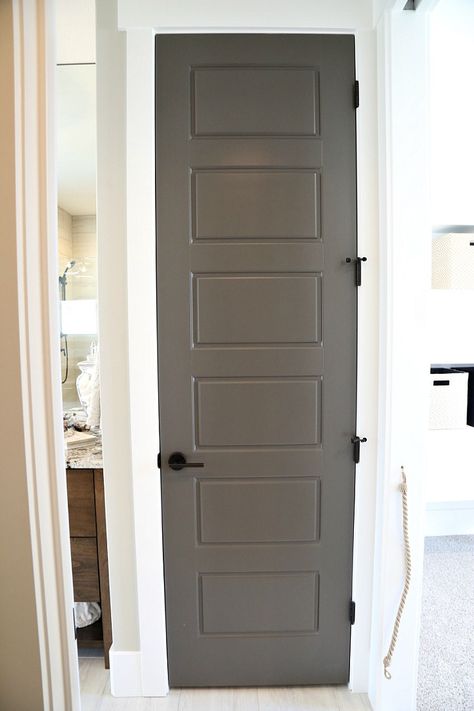 Interior door painted with Kwal paint in the color Brainchild. Wood Doors White Trim, Grey House White Trim, Door Styles Interior, Interior Door Paint Colors, Interior Door Colors, Grey Interior Doors, Styles Interior Design, Doors And Trim, Bathroom Decor Wall Art