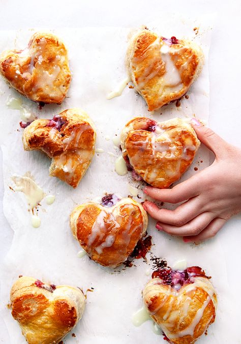 Stuffed Puff Pastry Donut Hearts. Puff Pastry recipe. Baked Donuts. Easy Dessert. White Chocolate Glaze. Valentine Pastry Ideas, Bunny Puff Pastry, Puff Pastry Hearts Recipe, Pastry Hearts Recipe, Biscochitos Recipe, Stuffed Puff Pastry, Pastry Hearts, White Chocolate Glaze, Easy Puff Pastry Recipe