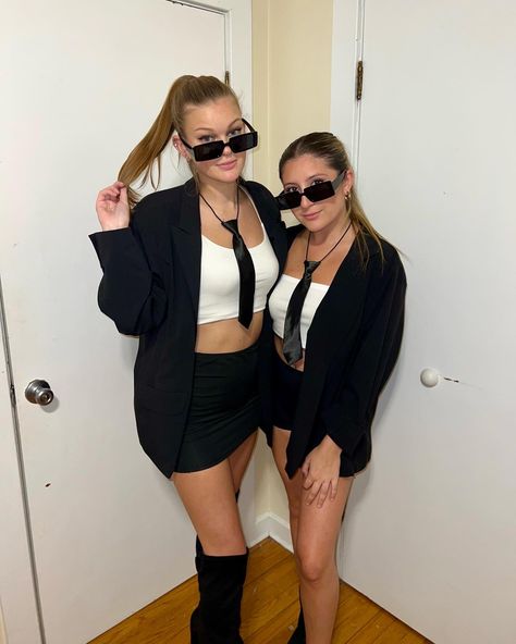 #collegehalloweencostumes #collegehalloween #halloweenideas #costume #halloweencostume #bffhalloweencostumes #meninblack #duo Men In Black Costume For Women, Men In Black Costume, Costumes Carnaval, Bff Halloween Costumes, Pretty Halloween Costumes, Halloween Party Outfits, Pretty Halloween, College Halloween, Black Costume