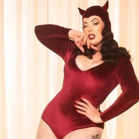 Pinup Devil Costume, Vintage Devil Costume Women, Vintage Angel Costume, Vampire Pinup, Vintage Devil Costume, Vintage Pinup Photoshoot, Pinup Photoshoot, Devil Halloween, Devil Costume