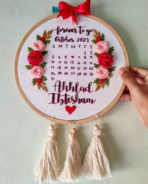 Diy Embroidery Frame, Wedding Embroidery Hoop, Thread Craft, Wedding Calendar, Circle Mehndi, Embroidery Hoop Art Diy, Embroidery Stitches Beginner, Wedding Hoop, Embroidery Wedding