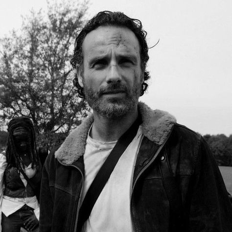 Film Icons Twitter, Rick Grimes Hot Pics, Rick Grimes Profile, Rick Grimes Pfp, Rick Grimes Icons, Rick Grimes Hot, Film Icon, Andrew Lincoln, Love Actually