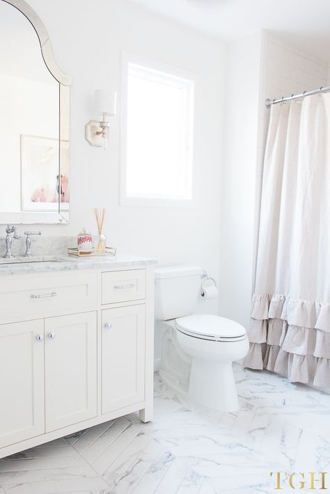 Simple Design Tips for White Bathrooms Decorators White, Bathroom Window Coverings, Small White Bathrooms, All White Bathroom, White Bathroom Designs, White Interior Design, Vanity Ideas, Bathroom Decor Apartment, White Shower Curtain