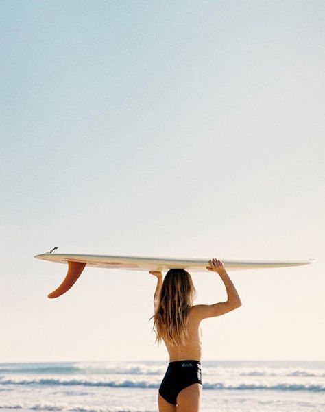 Summer Photoshoot Ideas, Surfer Lifestyle, Surfing Aesthetic, The Art Of Photography, Art Of Photography, Surf Vibes, Surfing Swimwear, Beach Workouts, Surf Lifestyle