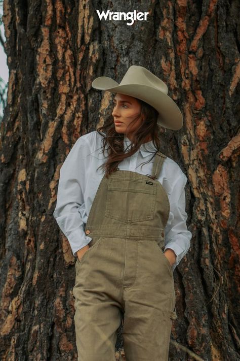 Wrangler Women, Casey Jones, Farm Clothes, Looks Country, Bib Overalls, Work Wear Women, Overalls Women, Wrangler Jeans, College Outfits