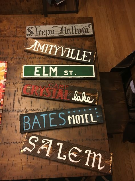 Halloween Street Signs Halloween Decorations On A Budget, Diy Halloween Dekoration, Decorations On A Budget, Scary Halloween Decorations Diy, Halloween Party Decor Diy, Party Theme Ideas, Halloween Decorations Outdoor, What Is Halloween, Casa Halloween