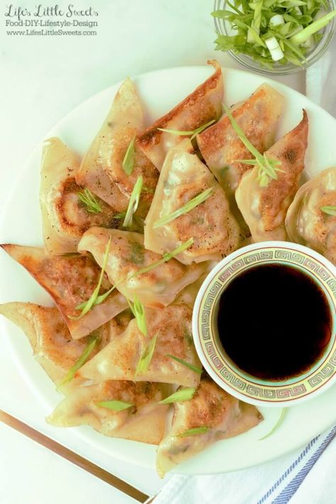 Pork Cabbage Potsticker Wonton Dumplings (Steamed or Fried) are savory pockets of deliciousness. Enjoy them when entertaining, game day or as a main dish. This is a versatile, approachable, dumpling recipe. Recipe Dumplings, Sausage Dumplings, Pulled Pork Crock Pot Recipes, Pork Crock Pot Recipes, Pulled Pork Crock Pot, Pork Wontons, Dumplings Steamed, Pulled Pork Crock, Pork Crock Pot