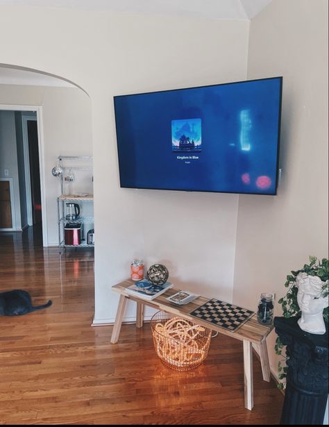 Tv In Corner Of Bedroom On Wall, Corner Tv Living Room Layout Mounted Tv, Tv On Wall In Corner, Tv Wall Mount Corner, Corner Tv Wall Mount Ideas Living Rooms, Corner Tv Bracket, Catty Corner Tv Living Rooms, Tv Corner Wall Ideas Living Room, Mounting Tv In Corner