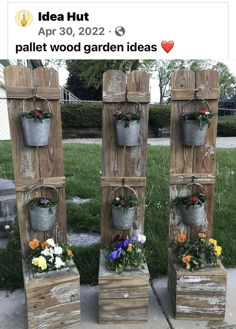 Pallet Flower Box, Outdoor Wood Projects, Pallet Garden Furniture, Garden Layouts, Barn Wood Crafts, Garden Decor Diy, Garden Decor Projects, Wood Working Projects, Pallet Crafts