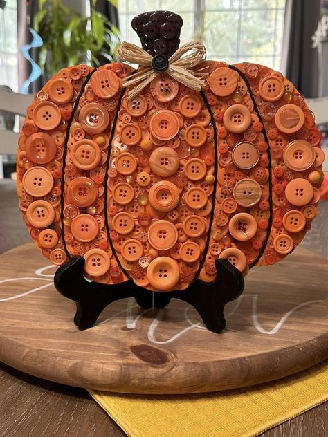 Button Art Projects, Diy Dollar Tree Decor, Dollar Tree Decor, Fall Crafts Diy, Fabric Pumpkins, Pumpkin Crafts, Seasonal Crafts, Button Art, Button Crafts