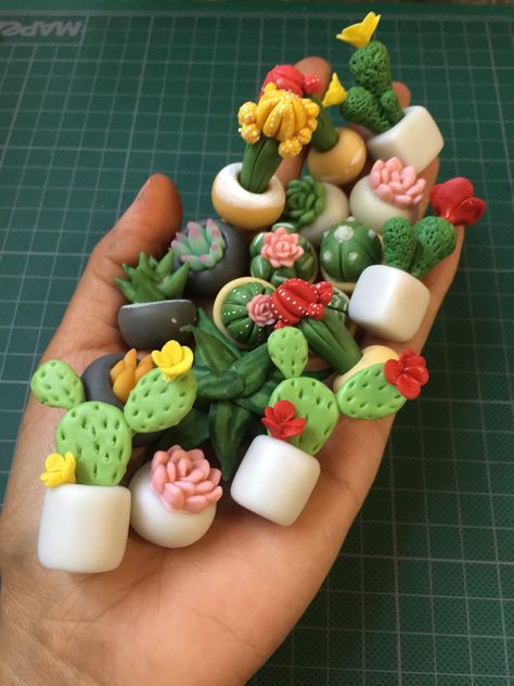 Clay Miniatures Diy, Clay Magnets Diy, Clay Magnet Ideas, Polymer Clay Cactus, Cactus Clay, Polymer Clay Cute, Magnets Diy, Clay Plant, Fimo Art