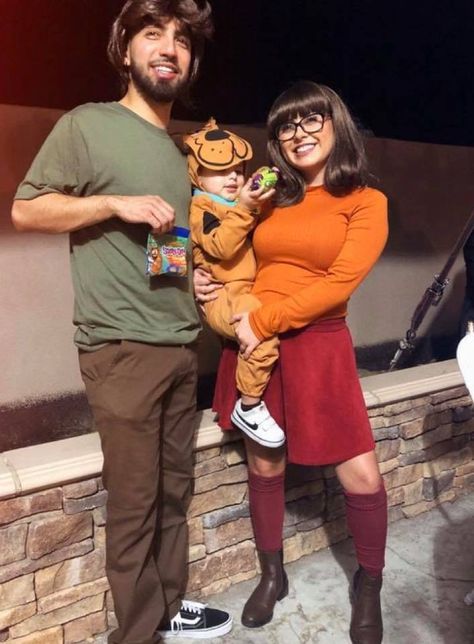 Shaggy And Velma, Family Themed Halloween Costumes, Meme Costume, First Halloween Costumes, Themed Halloween Costumes, Baby Kostüm, Halloween Costumes For 3, Diy Halloween Costumes For Kids, Cute Couple Halloween Costumes