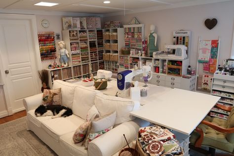 Quilting Rooms, Craft Studios, Sewing Room Inspiration, Fun Room, Craft Space, Sofa Fabric, Quilting Room, Sewing Space, Hobby Room