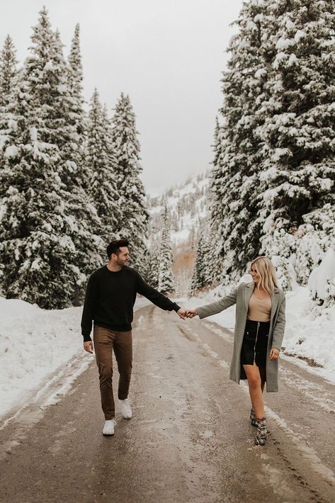 Winter Engagement Photos Snow, Snow Engagement Photos, Engagement Photos Tips, Utah Winter, Winter Engagement Pictures, Neutral Backdrop, Cute Engagement Photos, Creative Wedding Photo, Wedding Picture Poses