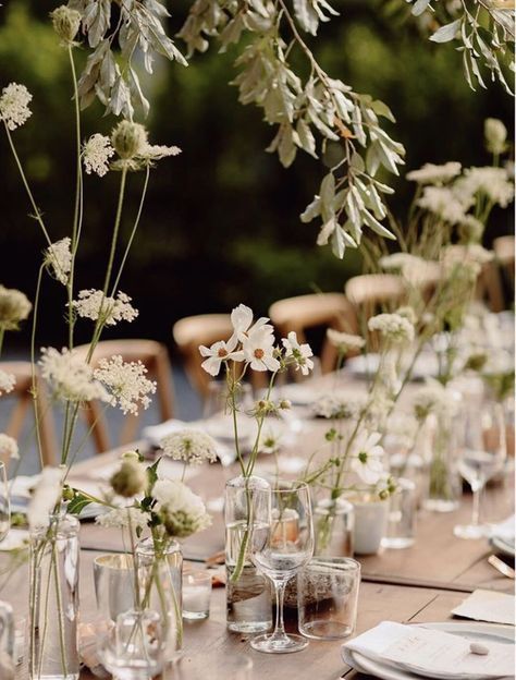 Wedding Arch Neutral Flowers, White Floral Arrangements Wedding Centerpieces, Queen Anne's Lace Wedding Centerpieces, Napkin Display Ideas Wedding, Minimalist Wedding Aesthetic, Floral Tablescapes, Farm Table Wedding, Bud Vases Wedding, Bermuda Wedding