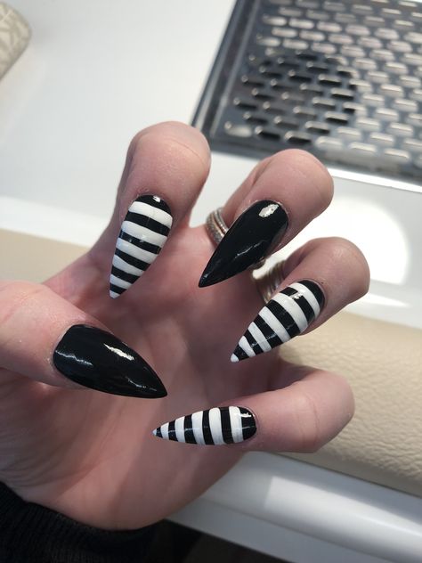 Black and white stripes Black And White Stripe Nails, Striped Acrylic Nails, Yungblud Nails, Mac Nails, Striped Nail Designs, Scary Nails, Cartoon Nails, Halloween Acrylic Nails, Gothic Nails