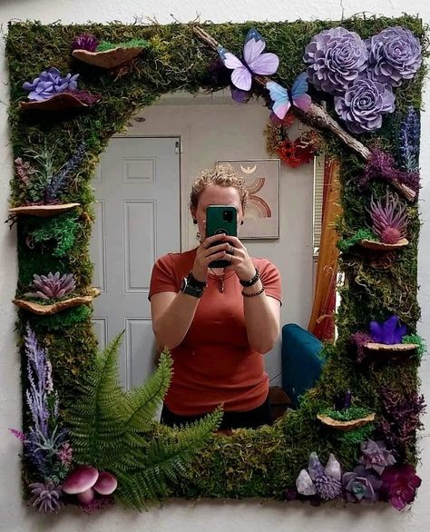 Enchanted Mirror Diy, Fairy Mirror Diy, Mirror Craft Ideas, Mushroom Mirror, Fairy Mirror, Forest Mirror, Amber Christmas, Moss Mirror, Fairy Room Decor