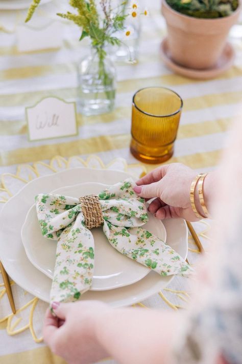 Get inspired for your next apartment dinner party with this yellow floral and stripe table decor including amber glasses, white plates, floral napkins and floral centerpieces. Follow prêt-à-provost for more feminine party hosting inspiration. (includes affiliate links) Nyc Dinner Party, Apartment Dinner Party, Chic Tablescape, Nyc Dinner, Yellow Tablecloth, Stripe Table, Floral Napkins, Striped Table, Classic Home Decor