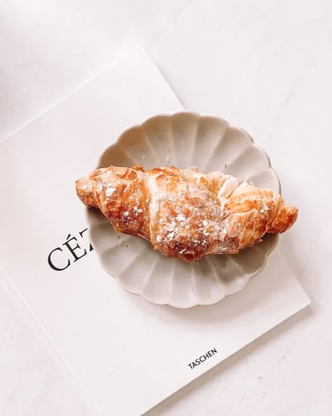 Bakery Photoshoot Ideas Food Photography, Elegant Food Photography, Croissant Photoshoot, Pastry Product Photography, Minimalist Food Photography, Aesthetic Desserts Photography, Pastry Photography Styling, French Croissant Aesthetic, Bread Photography Styling