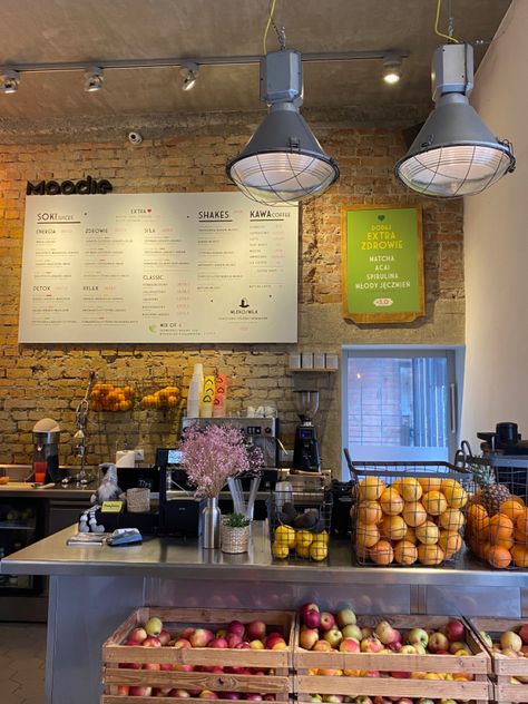 Smoothie Place Aesthetic, Making Smoothies Aesthetic, Smoothie Shop Interior, Gym Smoothie Bar, Smoothie Bar Aesthetic, Fruit Vampire, Smoothie Bar Ideas, Smoothie Shop Aesthetic, Smoothie Shops