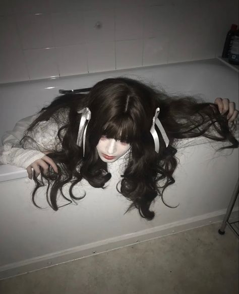 Creepy Cute Aesthetic, Angelcore Aesthetic, Creepy Core, Doll Aesthetic, Old Dolls, Grunge Photography, Dark Photography, Art Poses, Creepy Cute