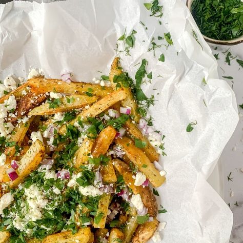 Crispy Greek fries Dirty Fries Recipes, Deep Fried French Fries, Greek Fries, Dirty Fries, Fries Recipes, Chicken Pita, Crispy Fry, Drying Dill, Dried Herbs