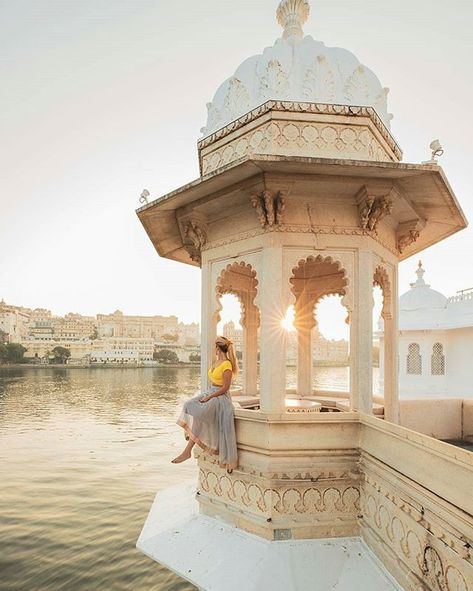 RAJASTHAN 🇮🇳™ op Instagram: "Udaipur 🌅☕😍 : : : Photo Credit : @thesunsetcolada…" Taj Lake Palace, تاج محل, Jaipur Travel, India Travel Places, Udaipur India, Travel Pose, Travel Picture Ideas, Visit India, Indian Architecture