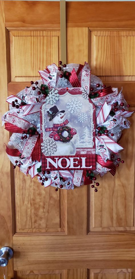 Noel Christmas wreath | pancake method | berries | snowman sign Pancake Wreath Method, Pancake Wreath, Snowman Sign, Craft Club, Noel Christmas, 4th Of July Wreath, Christmas Wreath, Burlap, Christmas Wreaths