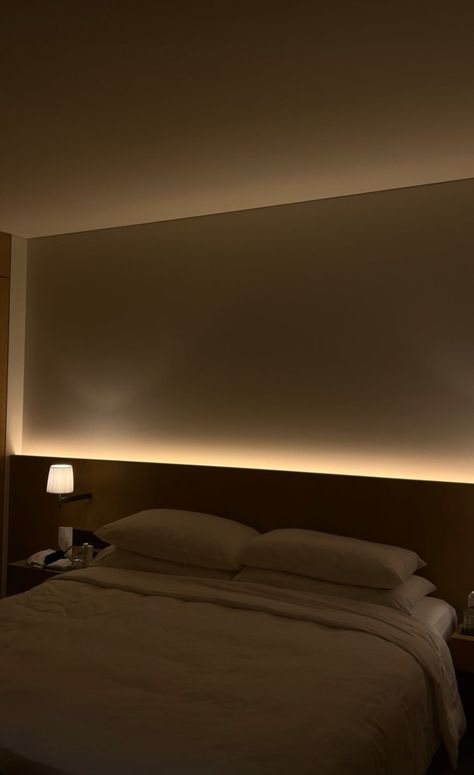 Dim Lighting Bedroom, Modern Master Room, Ambient Lighting Bedroom, Boy Apartment, Hotel Vibe Bedroom, Hotel Bedrooms, Bedroom Aesthetic Cozy, Vibe Bedroom, Neutral Bedroom Decor