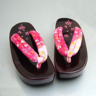 Japanese Yukata, Japanese Jewelry, Yukata Kimono, Wooden Sandals, Fashion Shoes Sandals, Japanese Geisha, Magical Jewelry, Japanese Kimono, Japanese Women