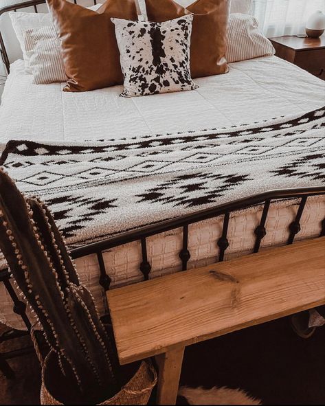 Black And White Aztec Bedroom, Black White And Brown Western Bedroom, Western Master Bed, Cream Western Bedroom, Western Spare Bedroom Ideas, Boho Western Bedding, Neutral Western Aesthetic Home, Burnt Orange Western Bedroom, Boho Western Farmhouse