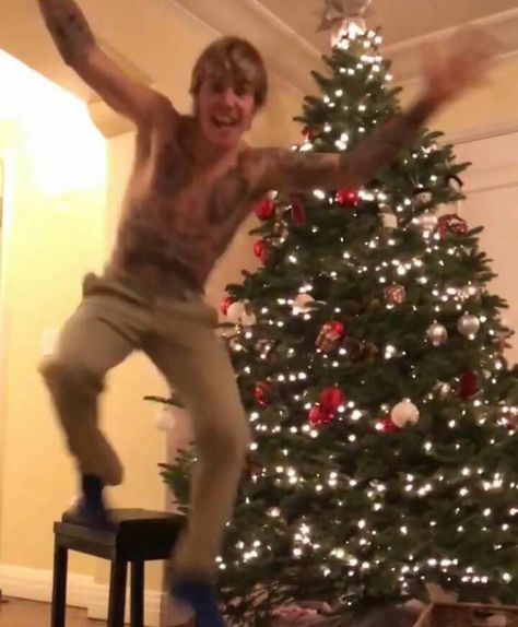 Justin Bieber Christmas, Justin Bieber Mistletoe, Justin Bieber Funny, Justin Bieber Smile, Christmas Lockscreen, Justin Bieber News, Justin Bieber Wallpaper, Prince Of Pop, Justin Bieber Photos