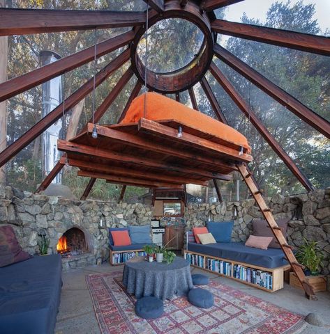 Live Like the Arcitect Legend of Big Sur, California Suspended Bed, Big Architects, Weird Design, Outdoor Tub, Crazy House, Hanging Bed, Organic Architecture, Unique Houses, Small Places