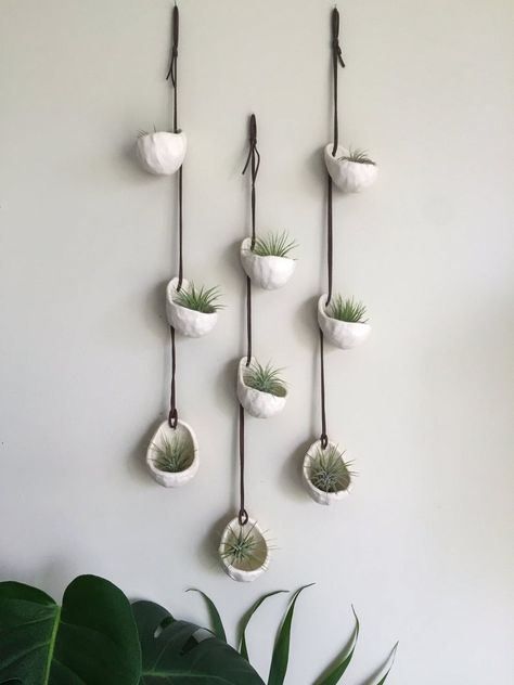 Air Dry Planter, Hanging Clay Pots, Hanging Ceramic Art, Wall Hanging Plant, Air Plants Decor, Clay Wall Hanging, Air Plant Display, Air Dry Clay Projects, Support Plante