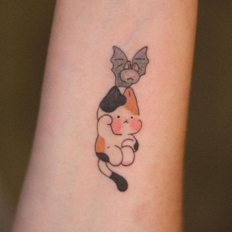 6,695 Likes, 13 Comments - 𝗠𝗶𝗱𝗼 (@heomidori) on Instagram: "Maneki x calico cat 😆" Calico Cat Tattoos, Calico Tattoo, Calico Cat Tattoo, Calico Cat, Tattoo Inspo, Art Styles, Cat Tattoo, Tattoos And Piercings, Fashion Art