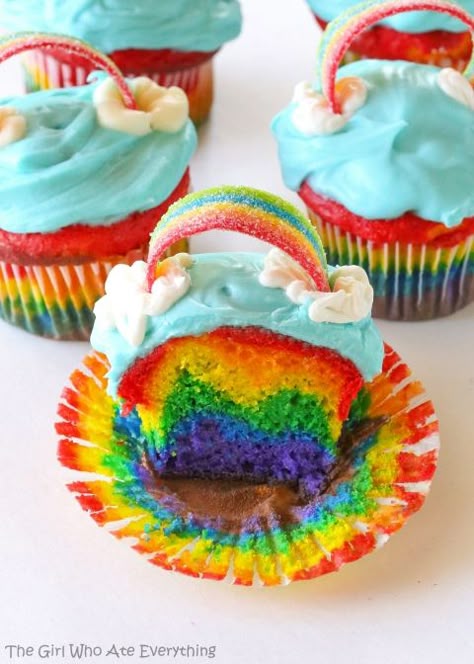 Rainbow+Cupcakes+-+Gorgeous+layers+of+the+rainbow+in+a+cupcake.+the-girl-who-ate-everything.com Rainbow Cupcakes Recipe, Cloud Frosting, Cupcakes Bonitos, Blue Frosting, Rainbow Cupcakes, Rainbow Food, Rainbow Birthday Party, White Cake Mixes, Cute Cupcakes