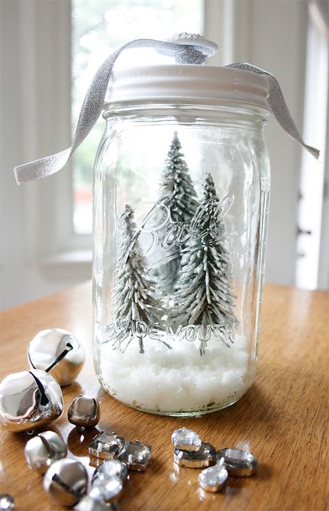 Four Holiday Mason Jar  - beautiful gifts for your friends and family! Holiday Mason Jar, Mason Jar Projects, Christmas Mason Jars, Mason Jar Crafts Diy, Mason Jar Gifts, Jolly Holiday, Jar Diy, Epsom Salt, Jar Gifts