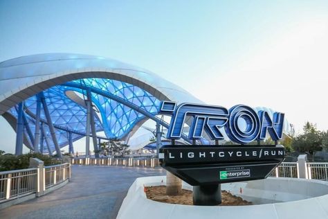 Tron Magic Kingdom, Tron Lightcycle Run, Tron Ride Disney, Tron Light Cycle, Film Frozen, Moana Disney, Walt Disney Imagineering, Disney World Rides, Light Cycle