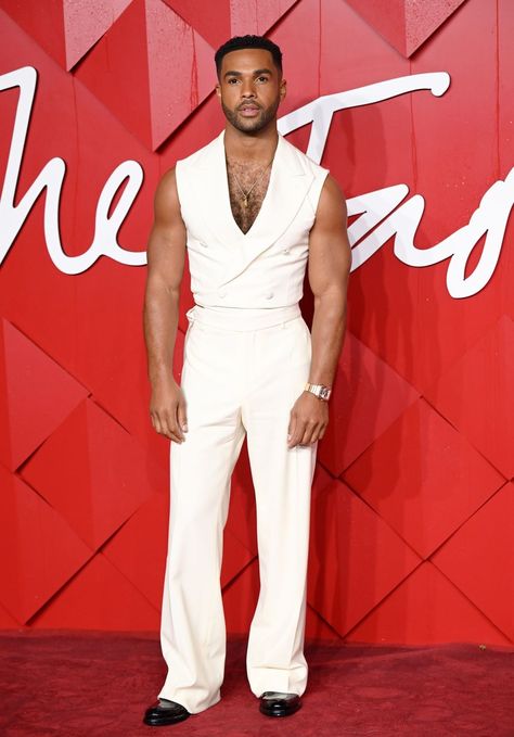 The Fashion Awards 2023 Presented by Pandora - Arrivals White Gala Outfit Men, Grammy Party Outfit Ideas, Fashion Gala Outfit, Men’s Fashion Red Carpet, Men White Outfit, Men Birthday Outfit, Suits Black Men, White Suit Outfit, Birthday Outfit Men